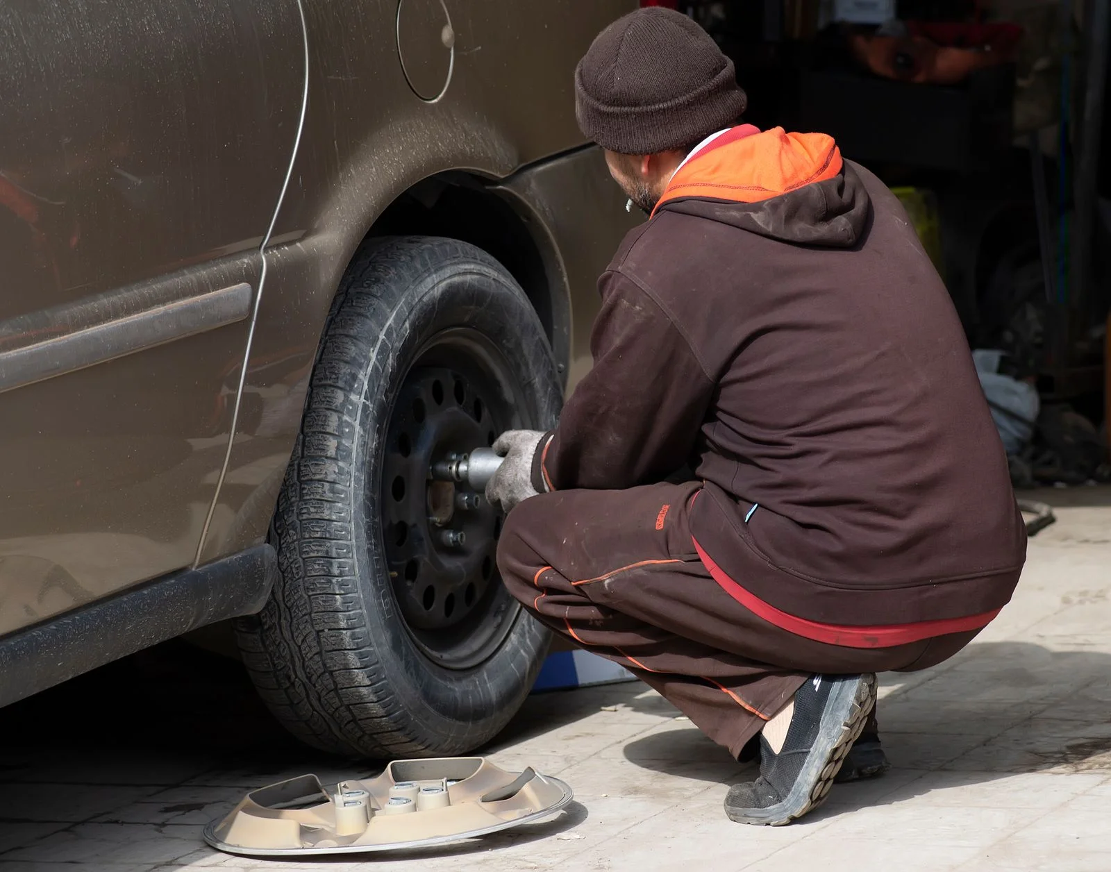 Trabajo sobre una rueda de automóvil, fotografía de referencia del servicio